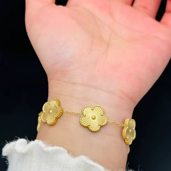 Alhambra Gold Elegant Floral Bracelet - Picture 7 of 8